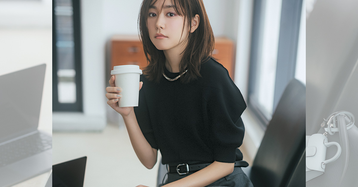 ひとクセフォルムの半袖黒ニットを着た桐谷美玲さん