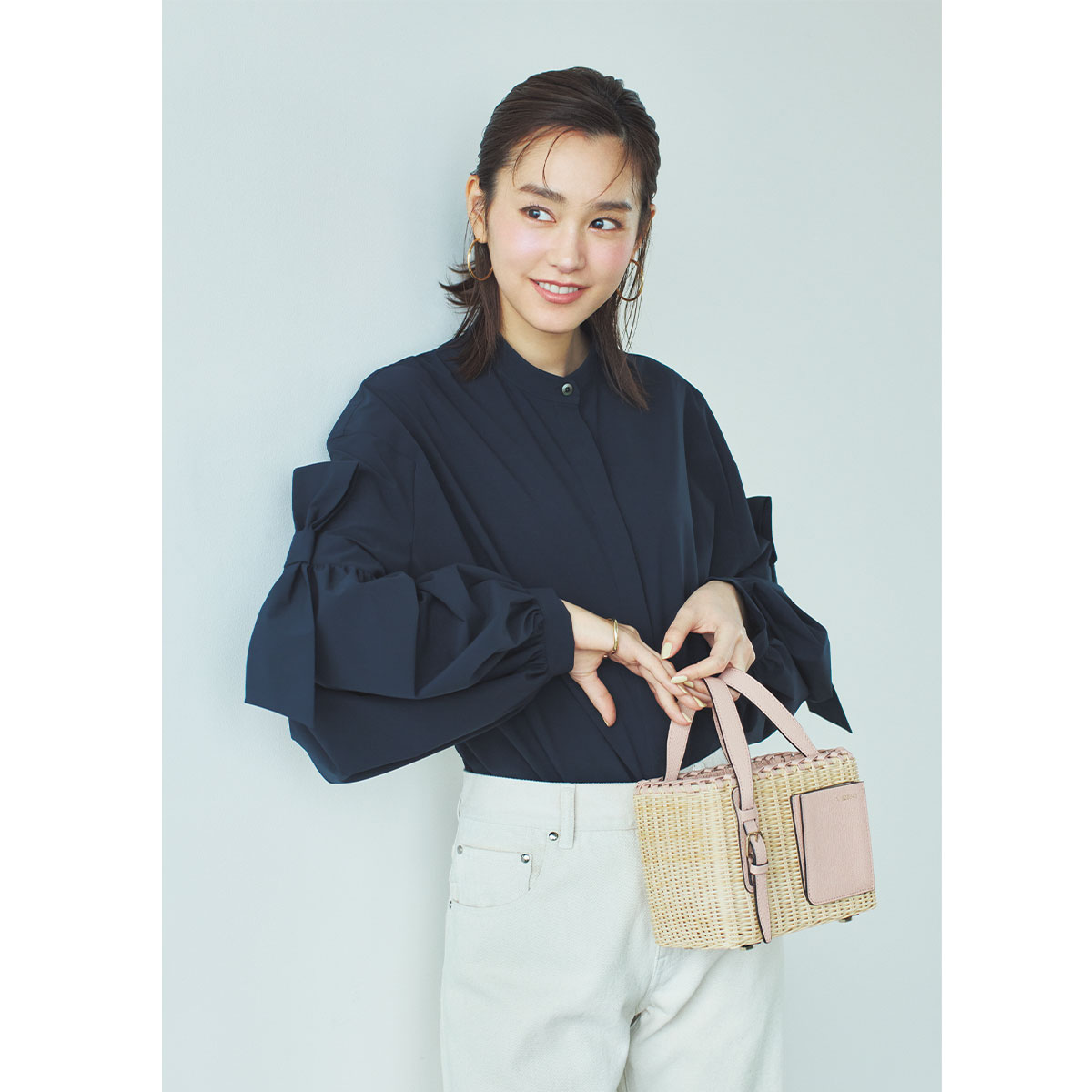 袖に縦型リボンがついたル フィルのシャツを着こなす桐谷美玲さん