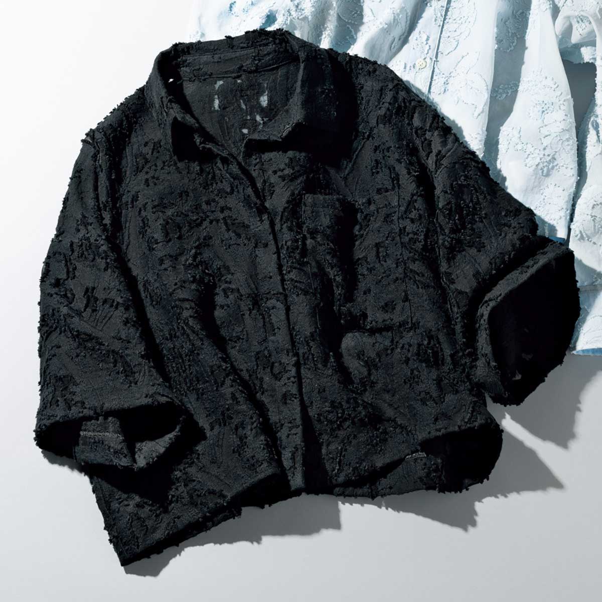 HER.の短丈の黒のジャカードシャツ