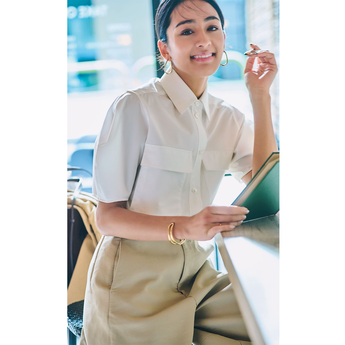 CINOHの構築的なデザインが特徴のシャツとパンツのシンプルコーデ