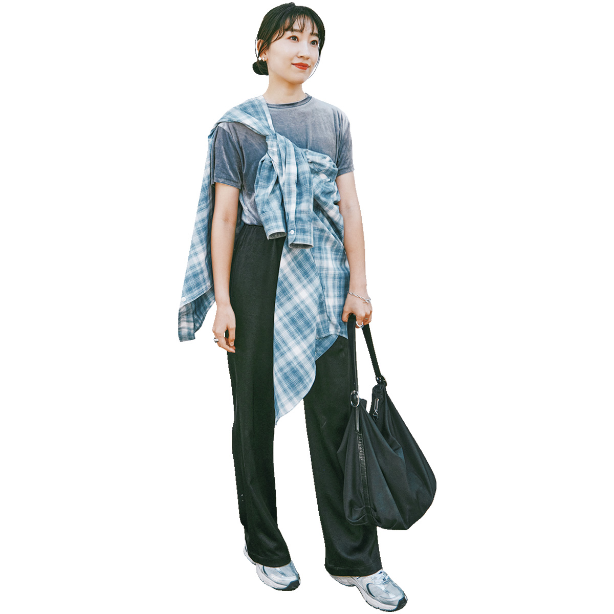 ベロアTとパンツにチェック柄シャツをたすき掛けしたVERY読者