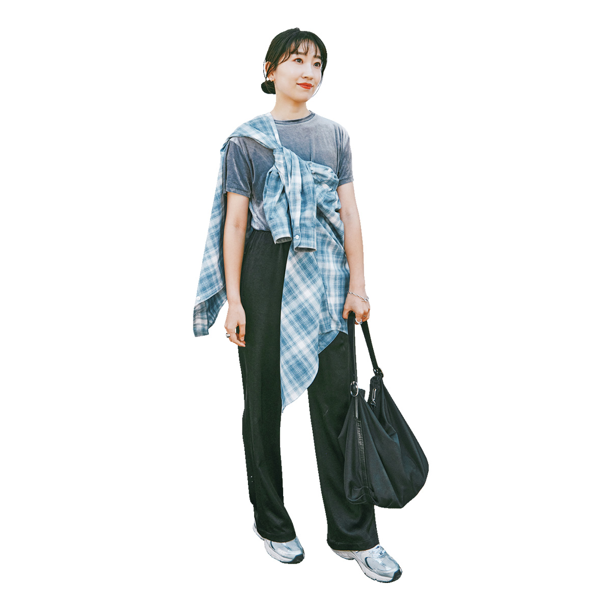 ベロアTとパンツにチェック柄シャツをたすき掛けしたVERY読者