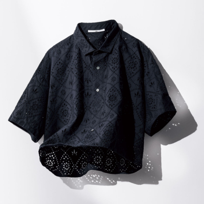 【夏を乗り切るネイビー服】品よく涼しげな『レース半袖シャツ』が最適解！