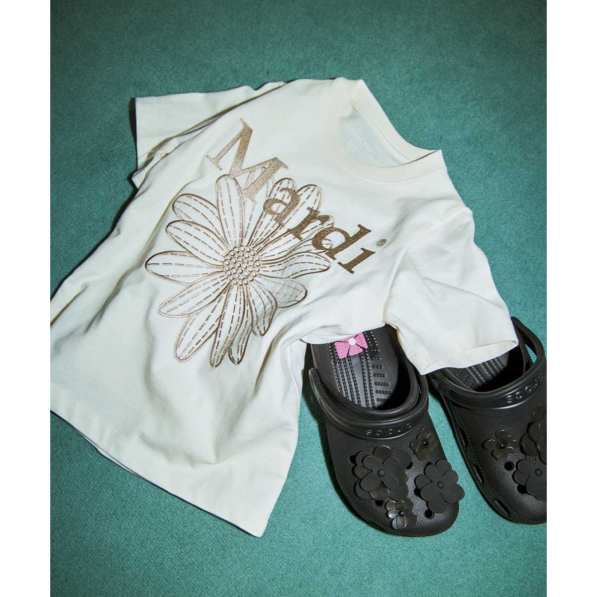 マルディ メクルディのお花ロゴが入ったTシャツとクロックスとのコラボシューズ