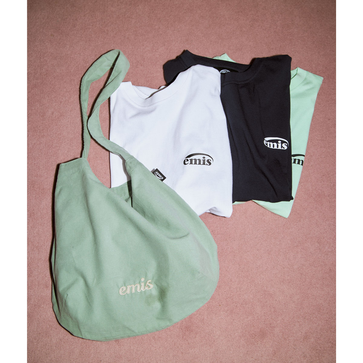イミスのロゴが入ったエコバッグとTシャツ
