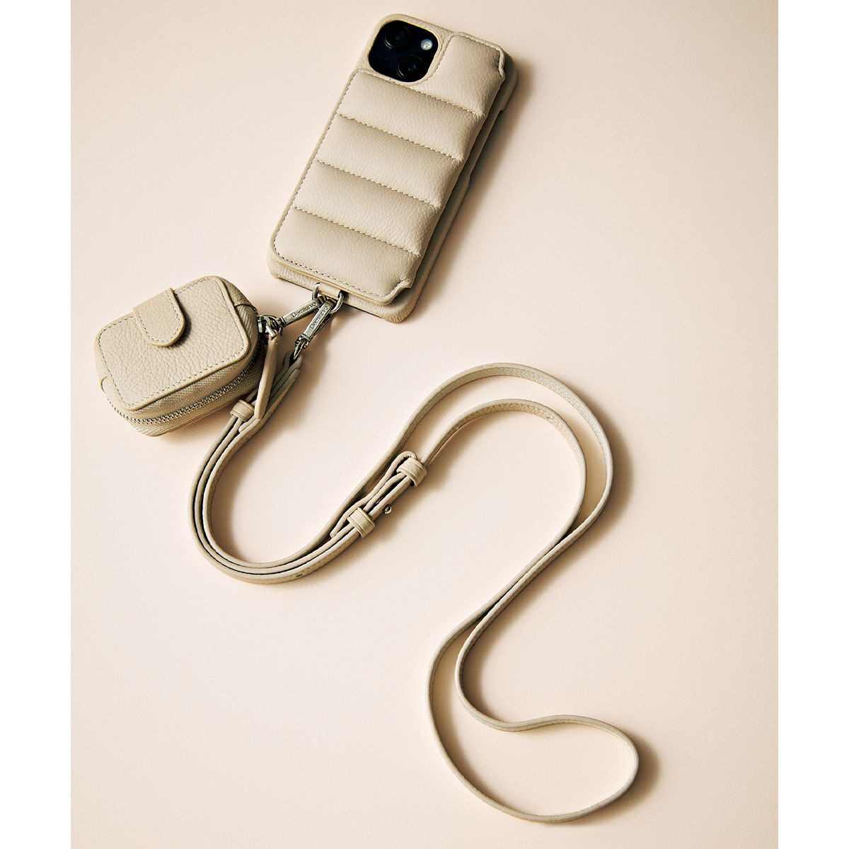 デミュウのカードスロット付きのスマホショルダーとAirPodsケース