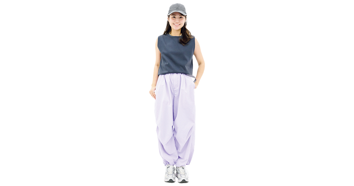 Gramicci for RHCの撥水パラシュートパンツを試着するVERYライター