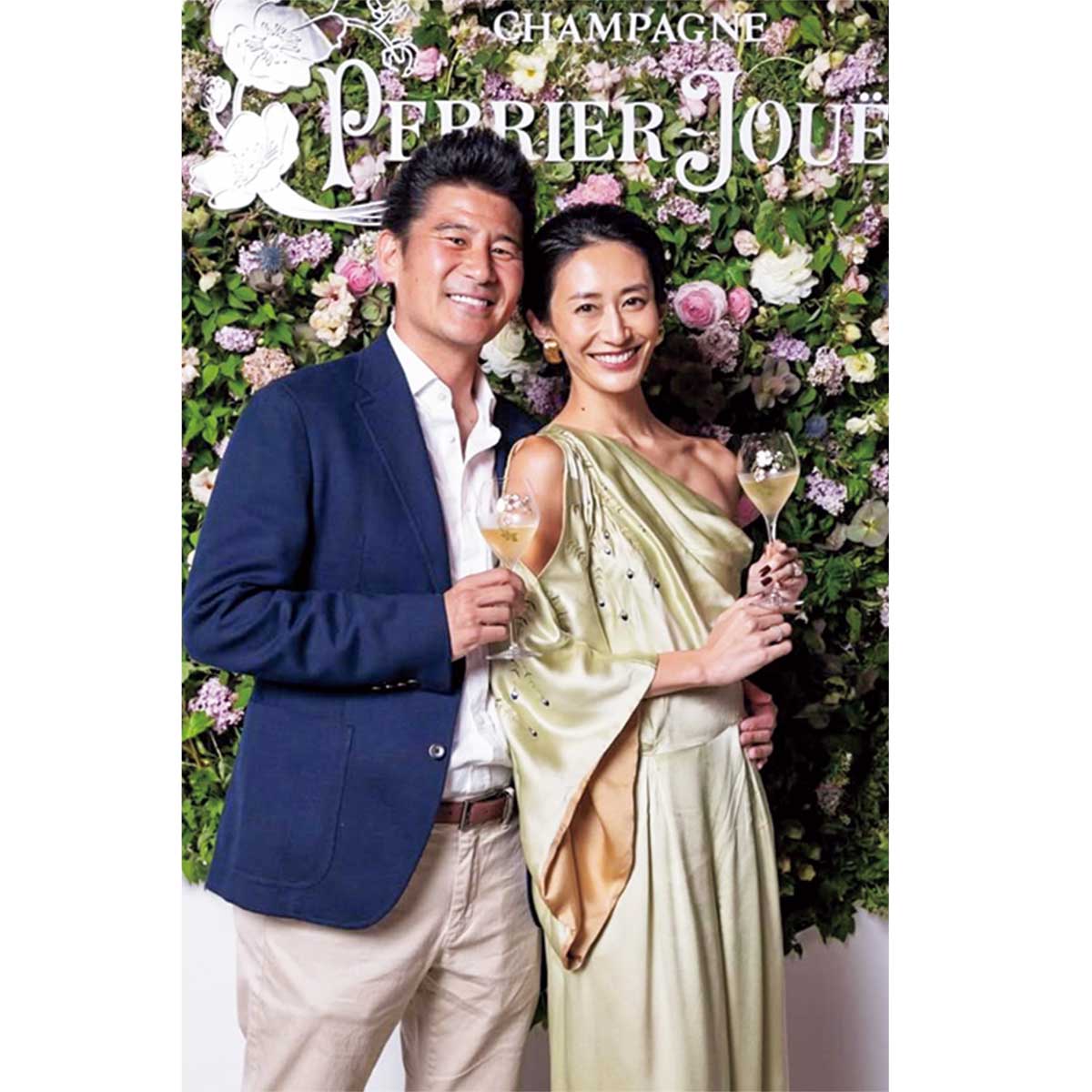 パーティでドレスアップする神山まりあさんと夫