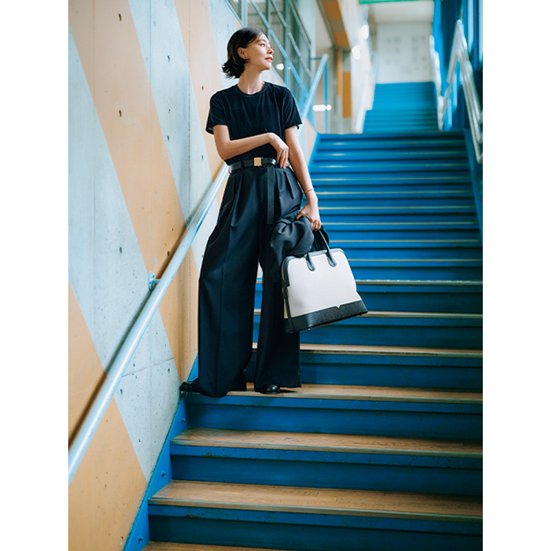 ネイビーのワイドパンツ×ベロアTシャツの浅見れいなさん