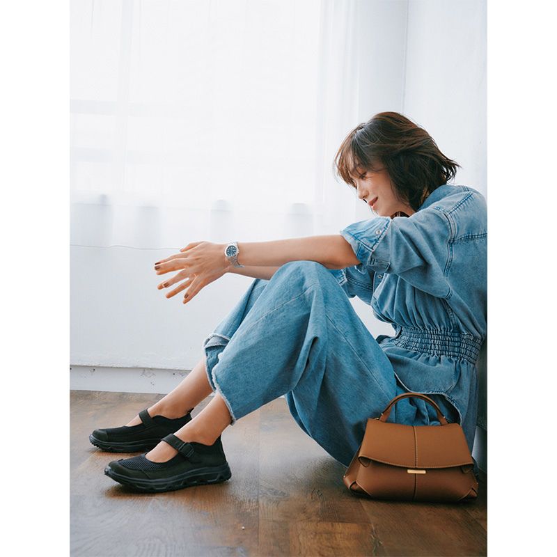 デニムシャツ×デニムパンツ×黒のメリージェーンスニーカーをはいた竹内友梨さん