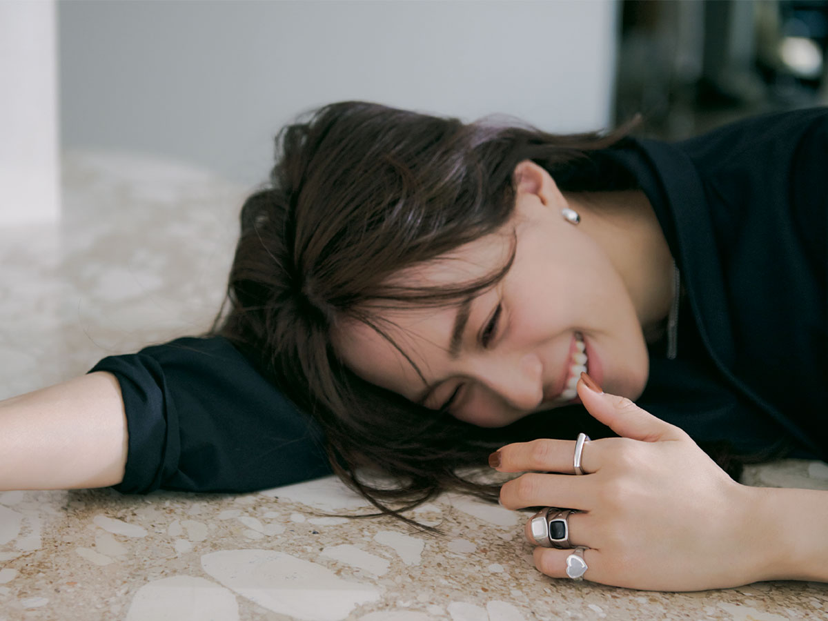 トムウッドのジェンダーレスなデザインのリングを重ねづけした笹川友里さん