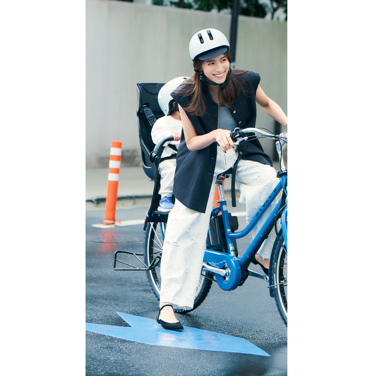 白のダメージデニムパンツとジレの自転車コーデ