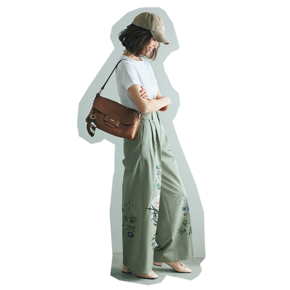 シックな柄ワイドパンツに白Tとキャップでバランスをとった川人未帆さんの私服コーデ