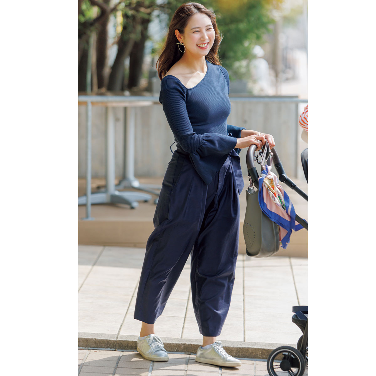 ネイビーのアシンメトリーなネックデザインのトップスと短め丈パンツを合わせたカジュアルコーデ