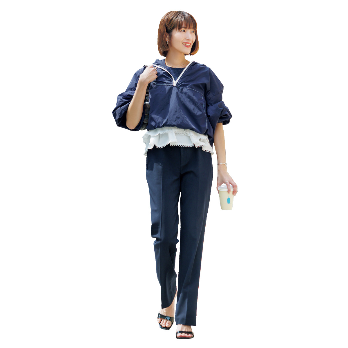 ネイビーのアノラックパーカの裾からインナーの白フリルを出してユニクロのネイビーパンツを合わせたお買い物コーデ