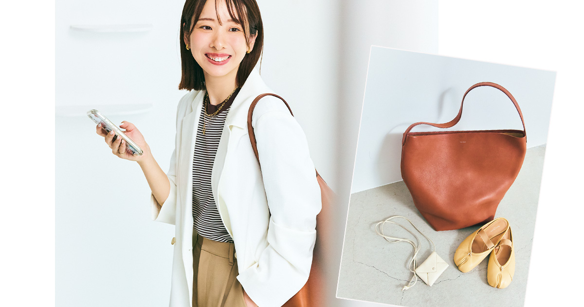 白ジャケットとベージュパンツのお仕事ルックとTHE ROWのバッグやマルジェラのシューズ