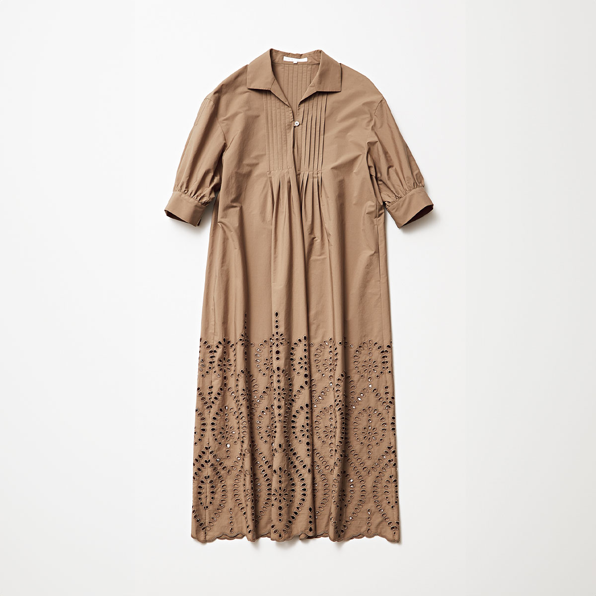 23区 GOLD LABELの膝下に刺繍が入ったワンピース