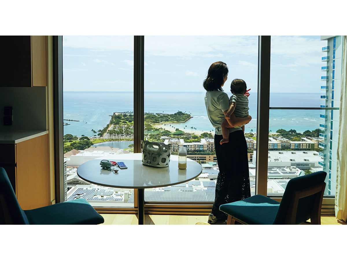 ルネッサンス・ホノルル・ホテル&スパの客室から景色を眺める咲和希さんと息子さん