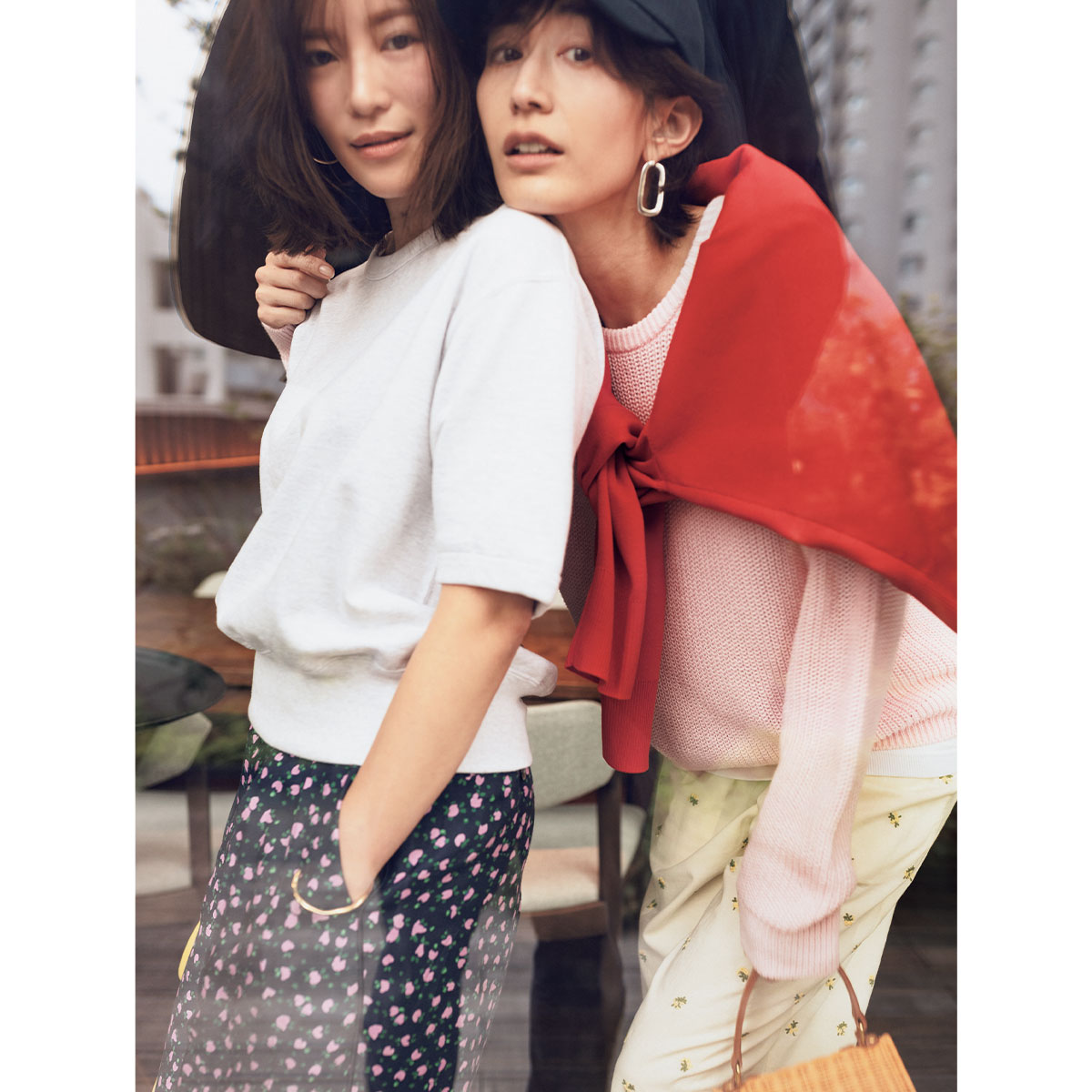 半袖スウェットにネイビーベースの花柄パンツを穿いた咲和希さんとピンクニットに赤カーディガンを肩掛けして淡い色の小花柄刺繍のパンツを穿いた神山まりあさん