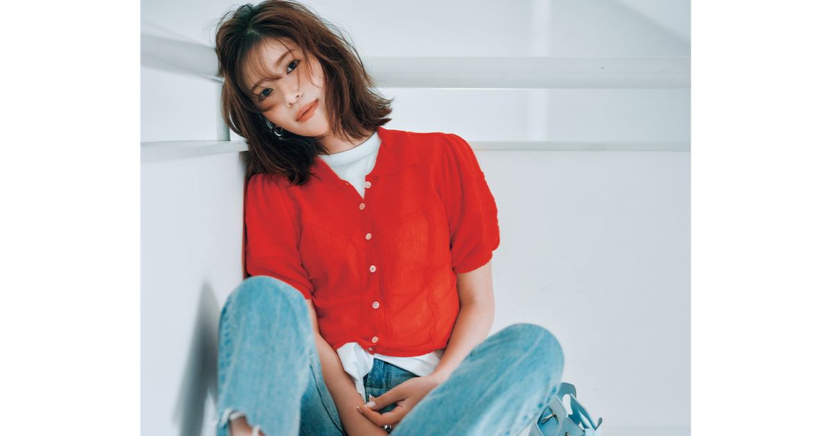 Tシャツと薄色デニムにカラーの半袖衿つきニットを重ねたコーデ