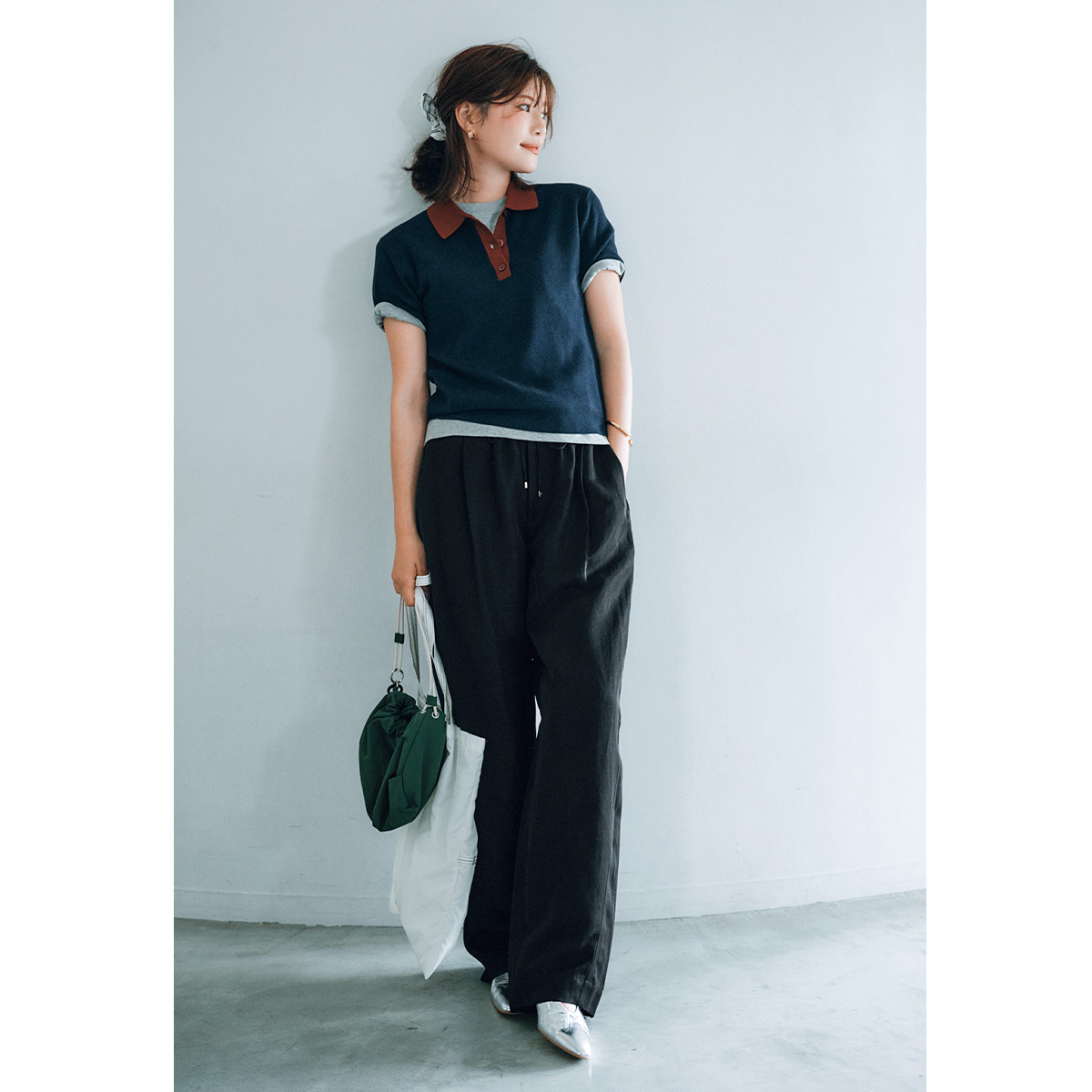 Tシャツにユニクロのバイカラーポロニットを重ねてパンツを合わせた休日コーデ