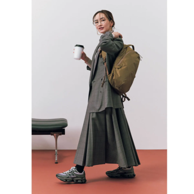 【スニーカー×ジャケット】が新鮮！働くママの梅雨コーデもオシャレに