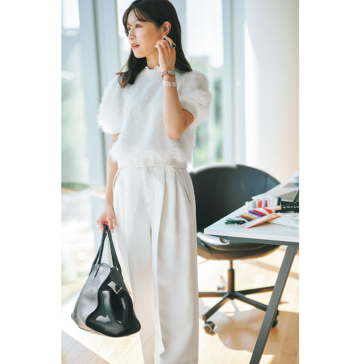 人気ディレクター・楫真梨子さんのリアルな半袖ニットコーデ