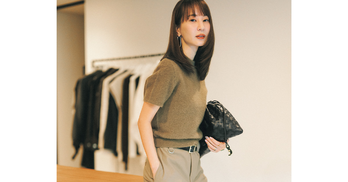 人気ディレクター・佐藤涼実さんの半袖ニットコーデ