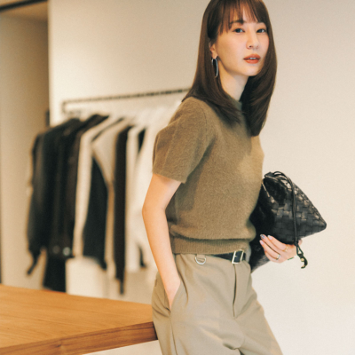 ファッションディレクターの“気温差”名品「半袖ニット」はモードライクな仕上げがポイント