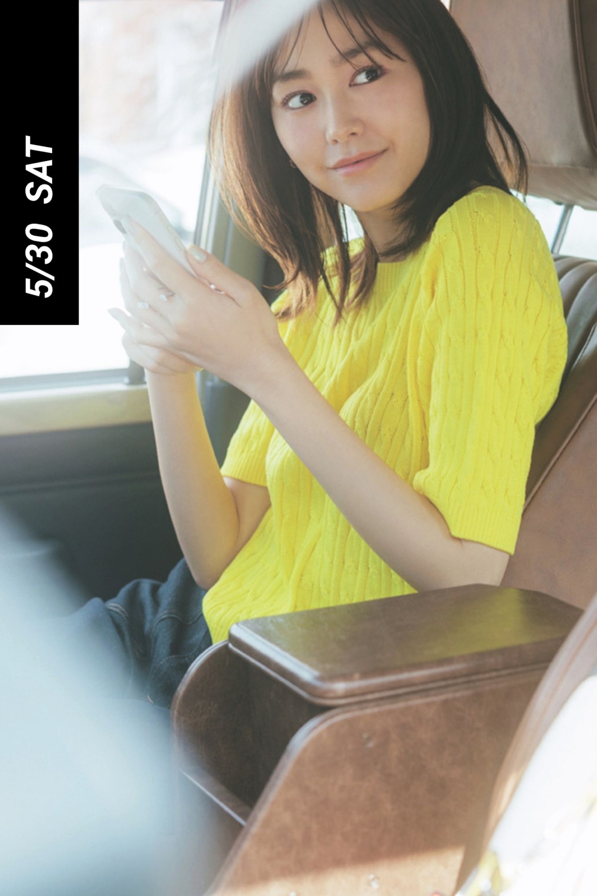 イエローの半袖ケーブルニットを着た桐谷美玲さん