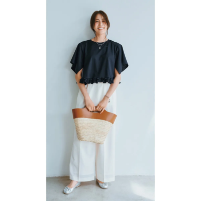 【キレイめTシャツ】スリット入りの袖が涼やか！大ぶりフリルで華やかさも