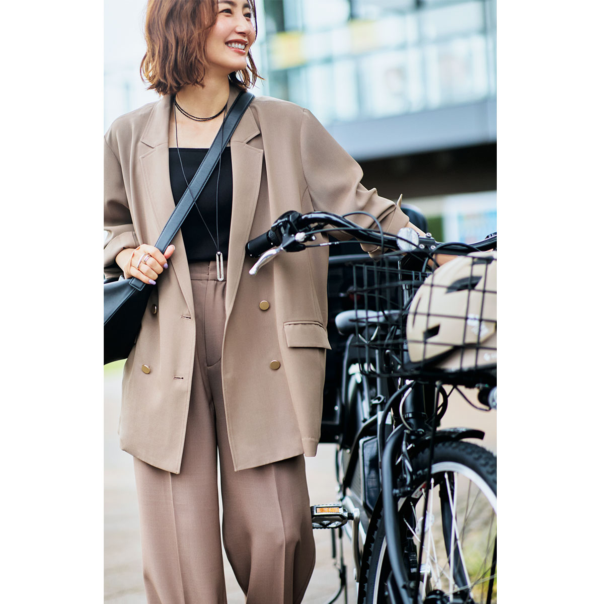 UVカットのキレイめセットアップを着て自転車をひくママ