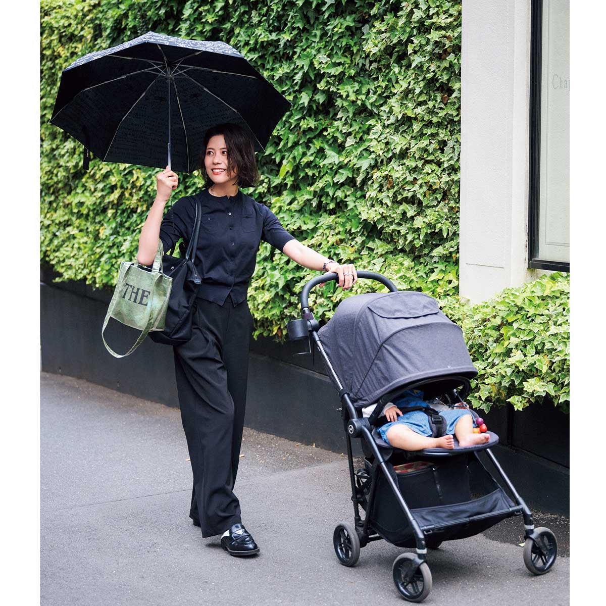 ブラックコーデでカートをひくクラウドチームVERY田村まどかさん