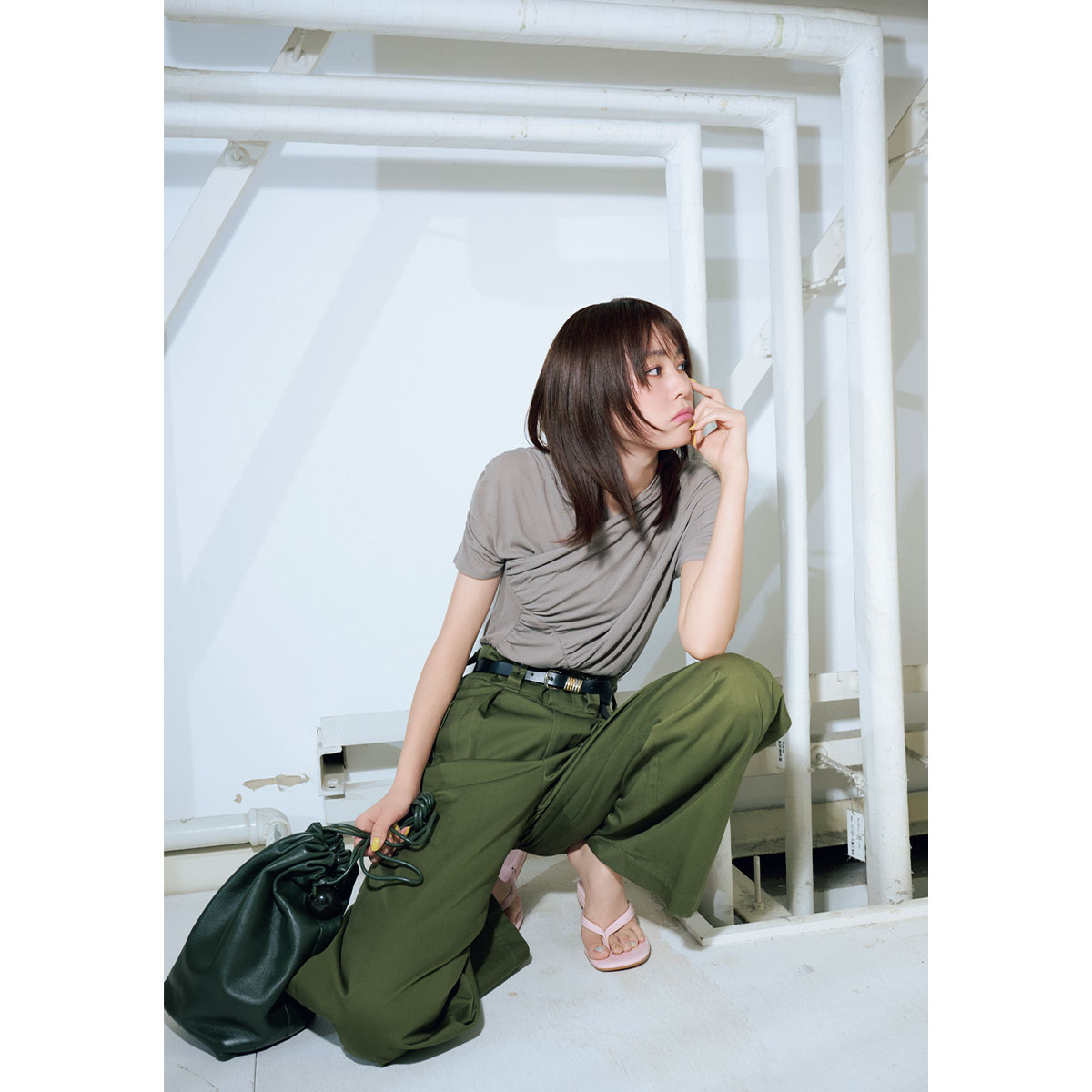 カシュクールデザインが華やかなイロットのドレープTシャツとカーキパンツを着こなす桐谷美玲さん