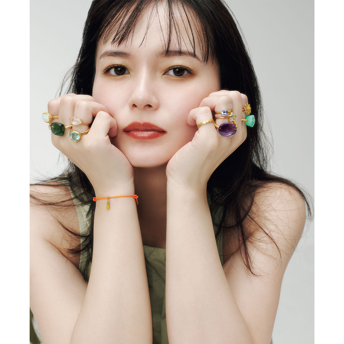 両手の指一杯にマリーエレーヌ ドゥ タイヤックのリングを重ね付けした多部未華子さん