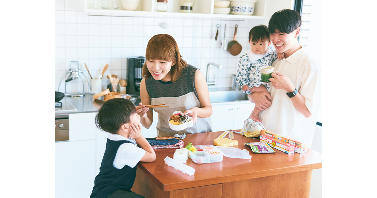 お弁当作りをするママと家族