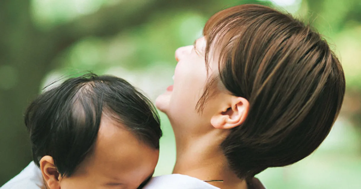 男の子を抱っこするショートヘアのママ