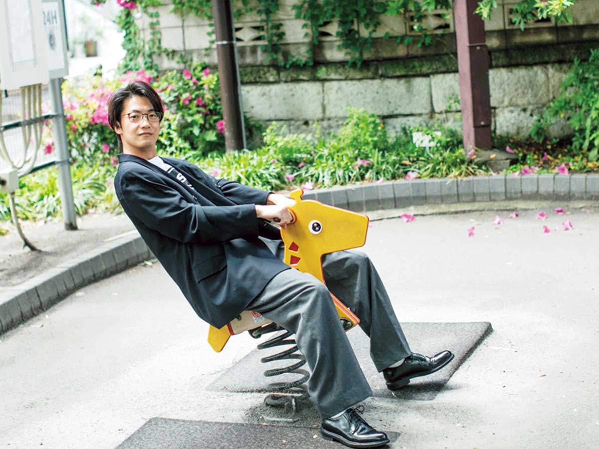 公園の遊具に乗るこたけ正義感さん