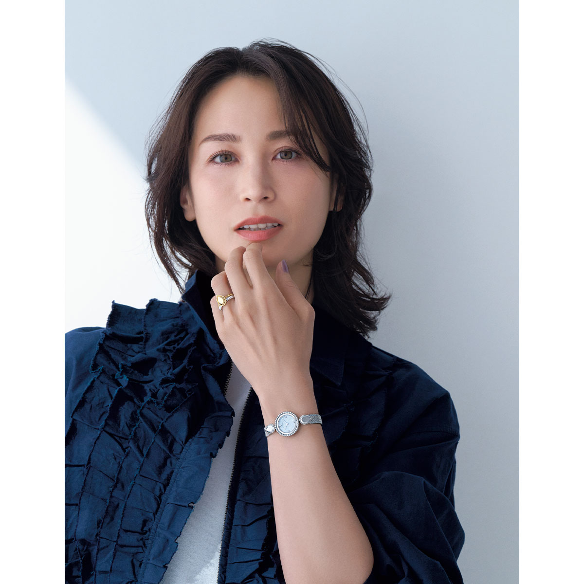 ブシュロンのセルパンボエムの腕時計とジュエリーをつけた黒田エイミさん