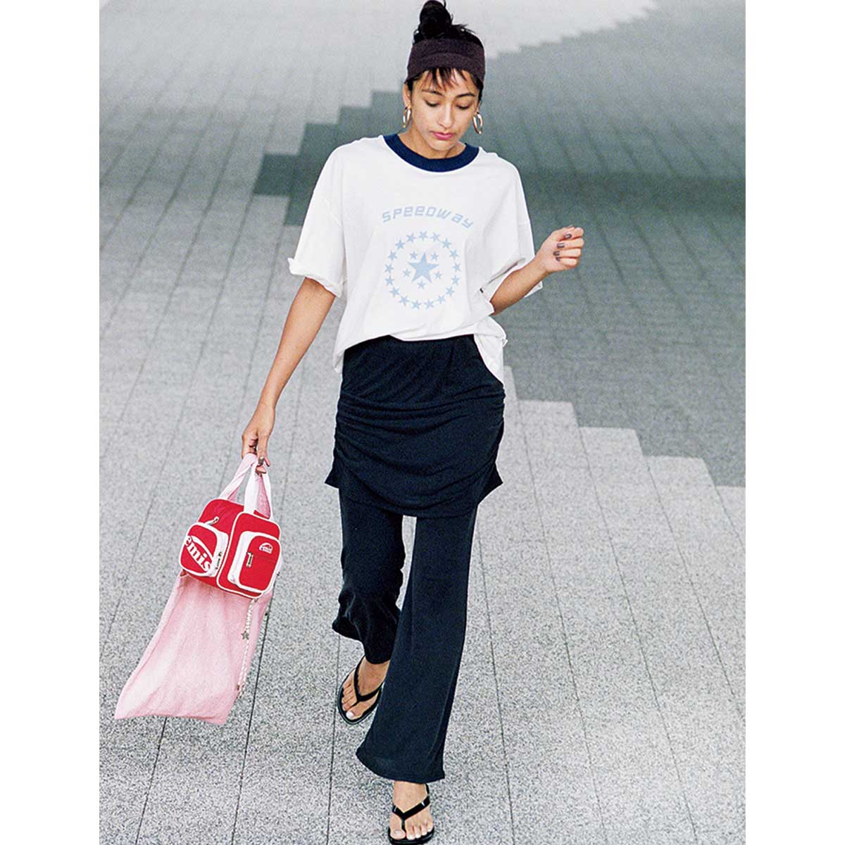 ゆるっとしたTシャツとスカート付きのレイヤードパンツを合わせた公園コーデ