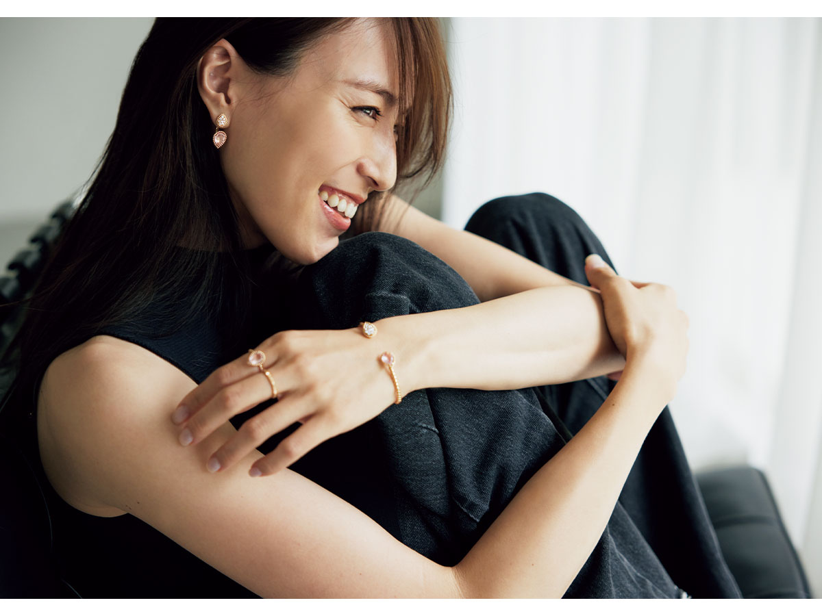 ブシュロンのピンククオーツのセルパンボエムのイヤリングとリングとブレスレットを身につけた笹川友里さん