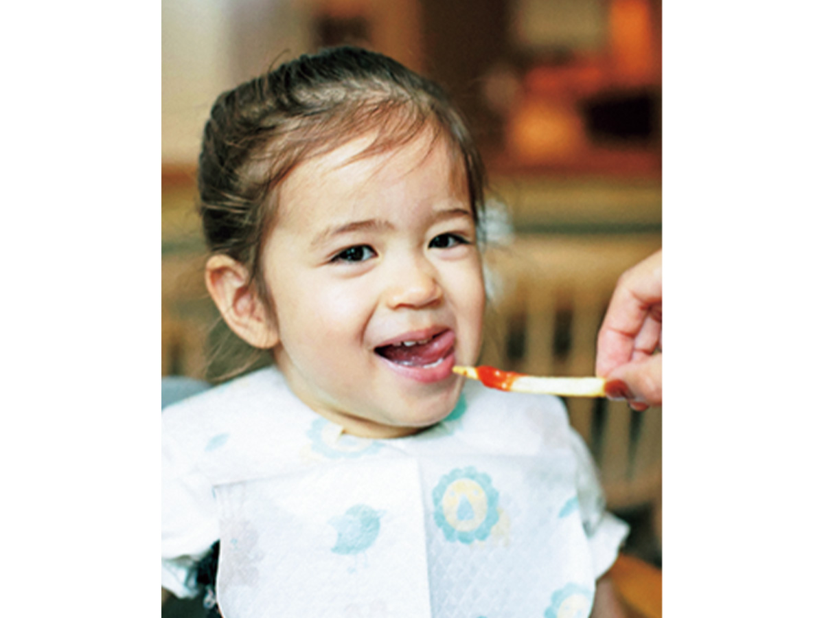 ご飯を食べる子ども