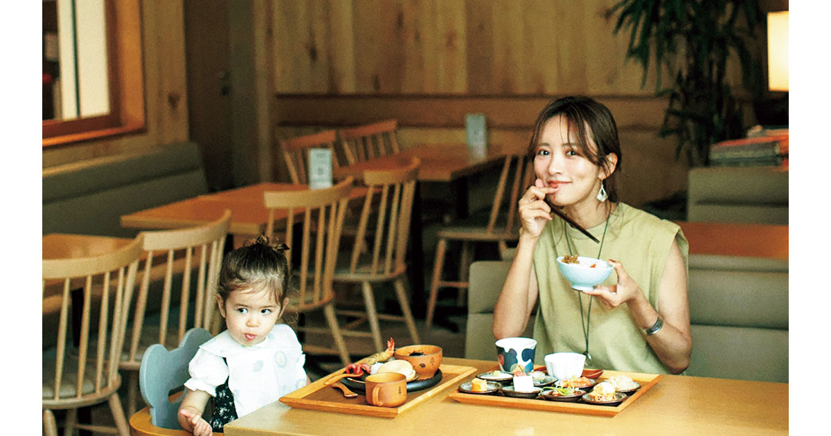 食堂101の店内で美味しそうに食事する夏菜さんと子ども