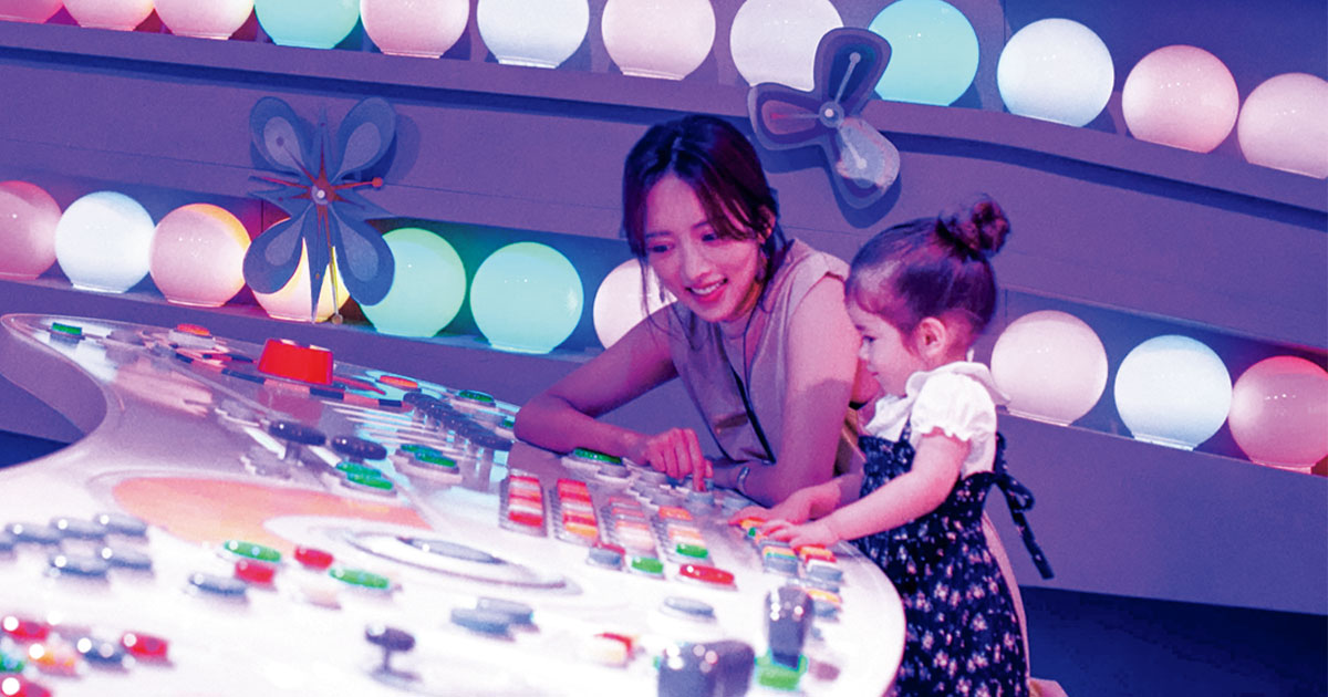 ピクサーの世界展の中で遊ぶ夏菜さんと子ども