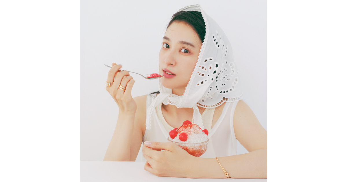 レーススカーフを頭に巻いてショーメの甘めジュエリーを身につけた武井咲さん