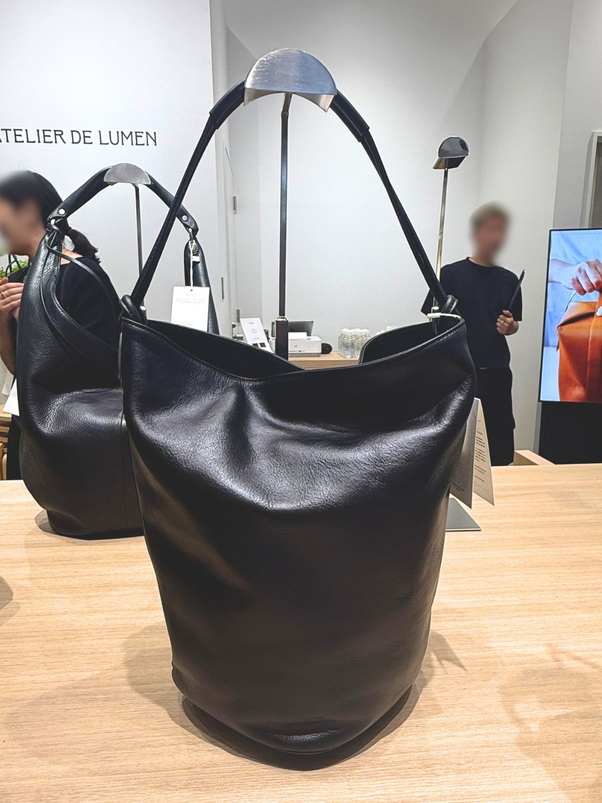 Atelie de LUMEN（アトリエ・ド・ルメン）の新作黒バッグ「コリン バケット バッグ（COLLEN BUCKET BAG）」