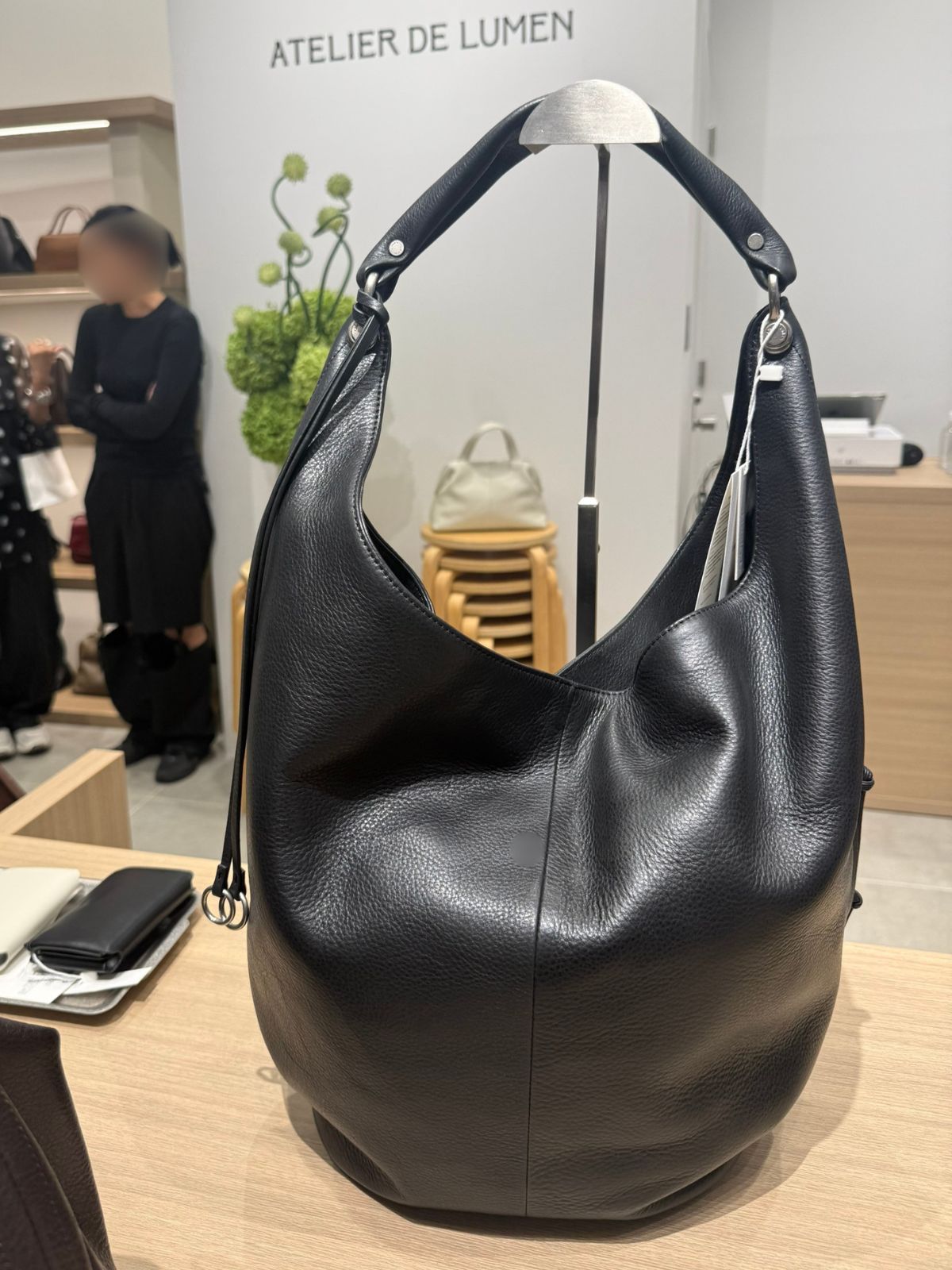 Atelie de LUMEN（アトリエ・ド・ルメン）の新作黒バッグLOG LARGE BAG（ログ ラージ バッグ）