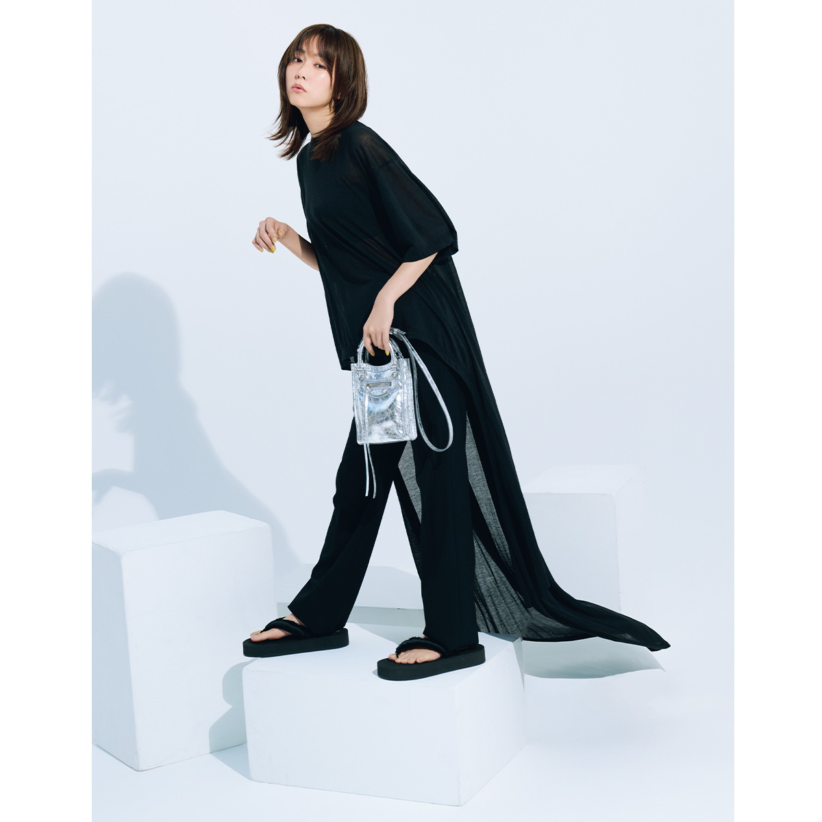 トレーンが涼しげなバレンシアガのTシャツをモードに着こなす桐谷美玲さん