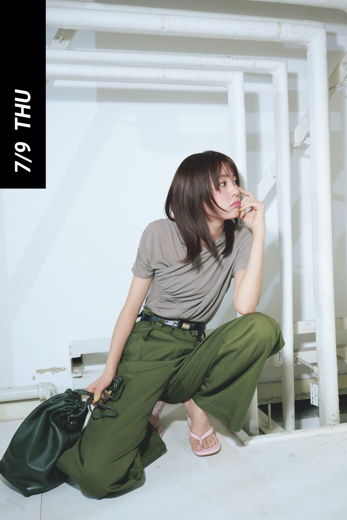 カシュクールデザインのドレープTシャツとカーキパンツのワンツーコーデ