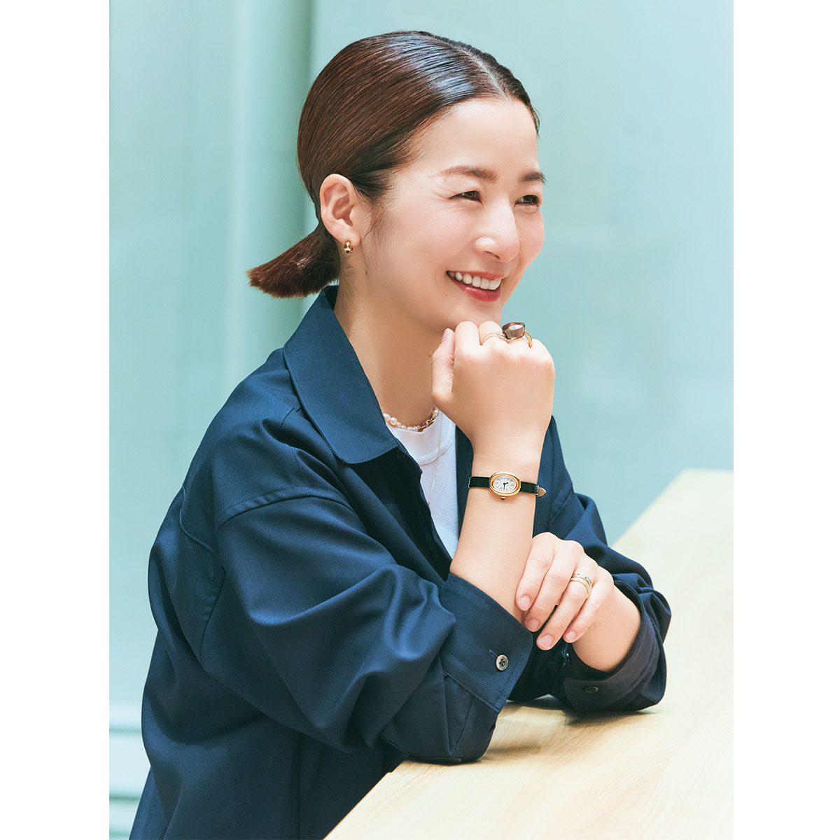 ネイビーのシャツコーデにカルティエのベニュワールをつけた川上さやかさん